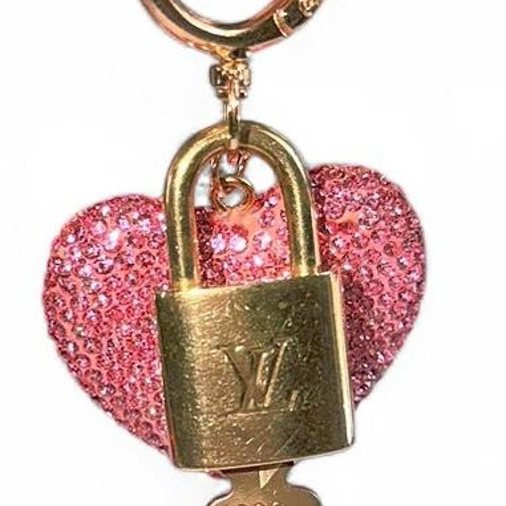 Louis Vuitton Luxe Lock & Key Rhinestone Pink Heart Keychain Bag Charm Glamour - Picture 3 of 5